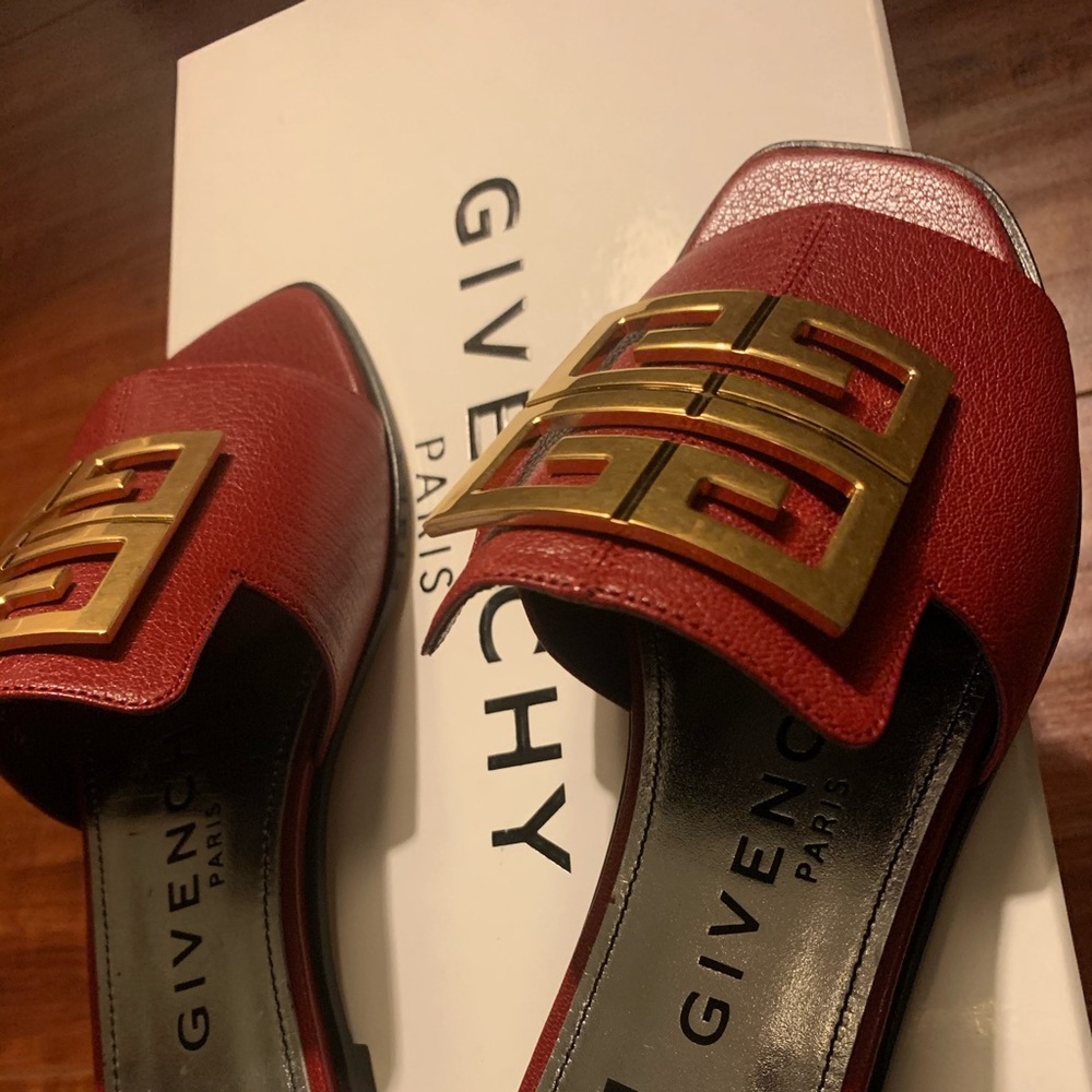 Brand new Givenchy 4G sandals.
